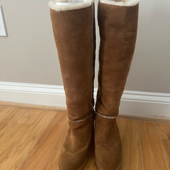 UGG Tall Kasen Boots! - Picture 4 of 10